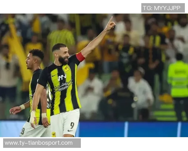 本泽马转会因C罗不满暂缓沙特王子或将自掏腰包助其成行